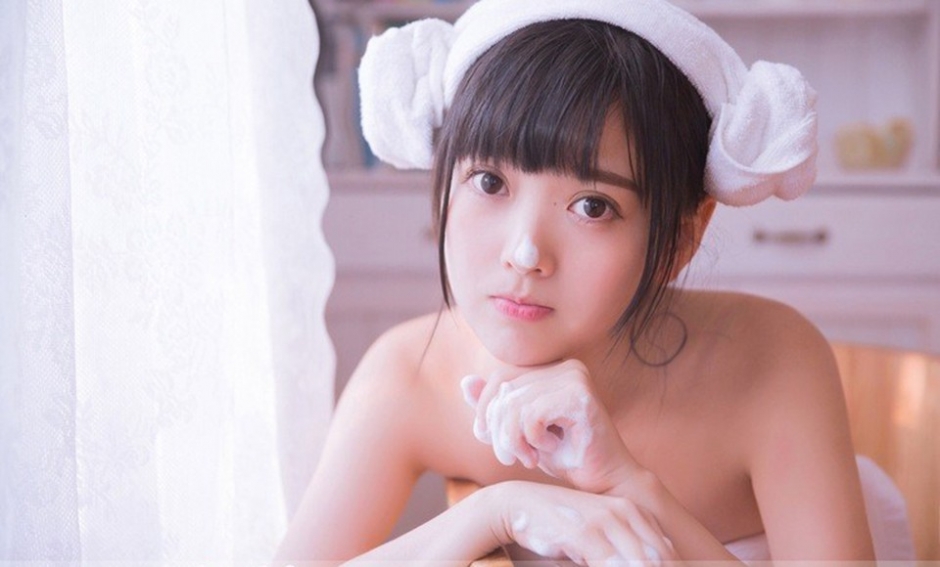 可爱萝莉浴室裹浴巾甜美俏皮私房写真