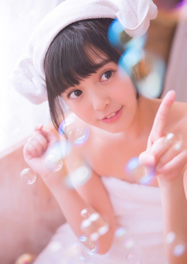 可爱萝莉浴室裹浴巾甜美俏皮私房写真