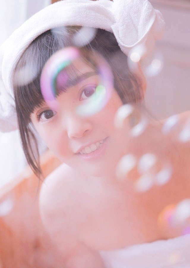 可爱萝莉浴室裹浴巾甜美俏皮私房写真