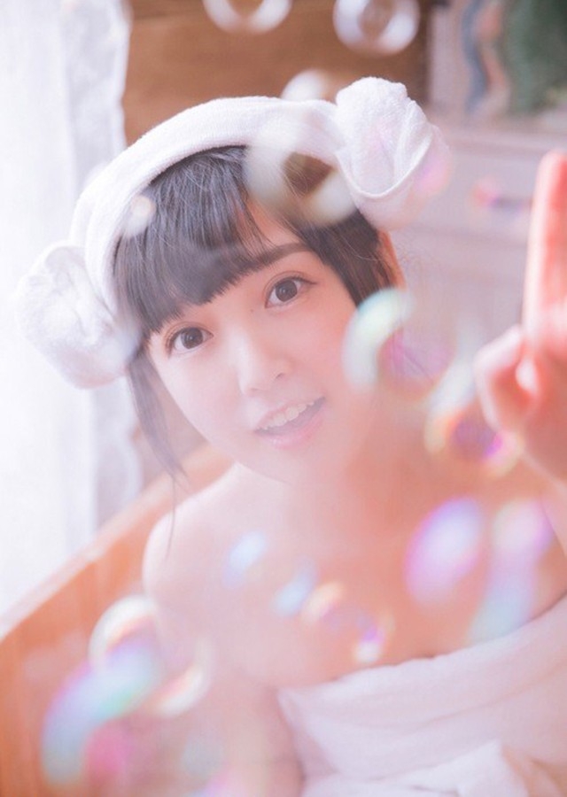 可爱萝莉浴室裹浴巾甜美俏皮私房写真