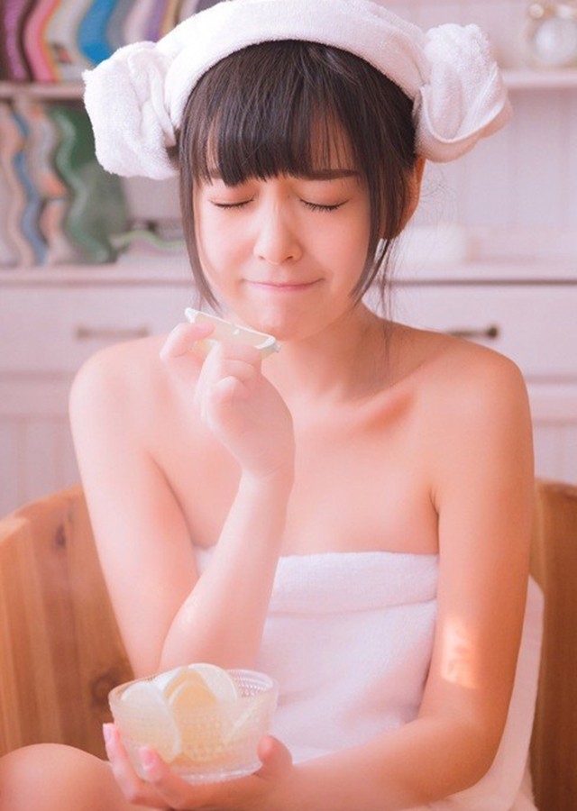 可爱萝莉浴室裹浴巾甜美俏皮私房写真