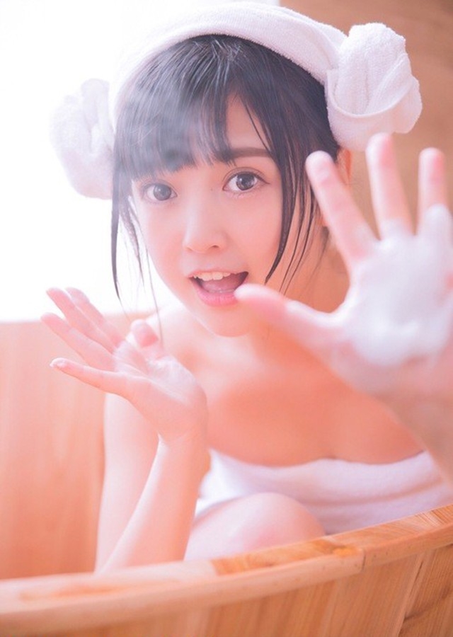 可爱萝莉浴室裹浴巾甜美俏皮私房写真