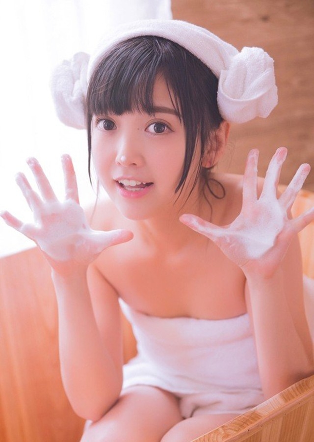 可爱萝莉浴室裹浴巾甜美俏皮私房写真