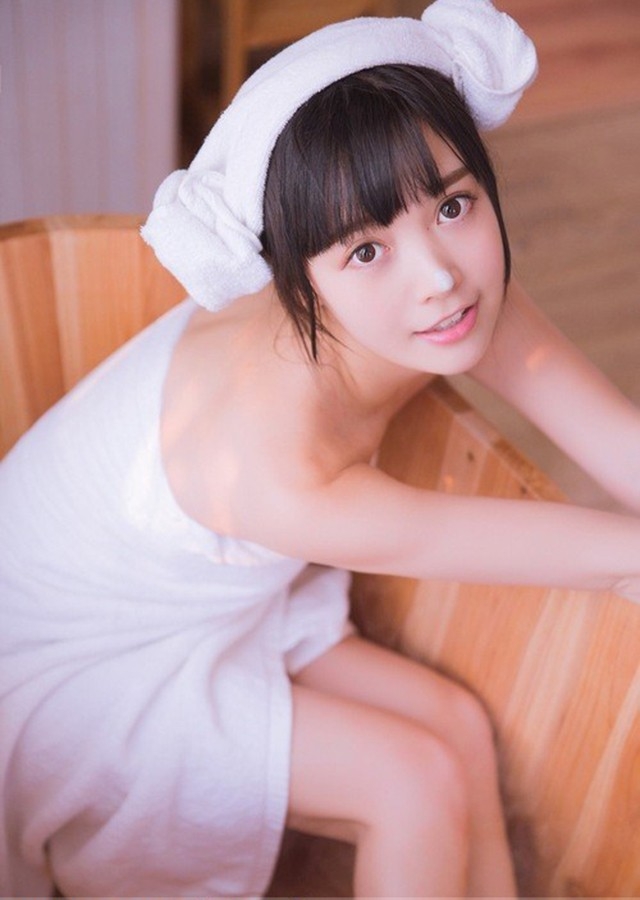 可爱萝莉浴室裹浴巾甜美俏皮私房写真