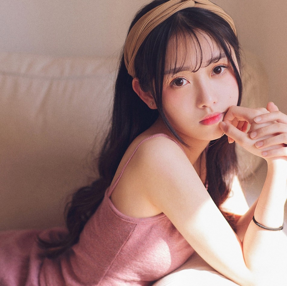 阳光灿烂可爱吊带美女唯美迷人私房写真