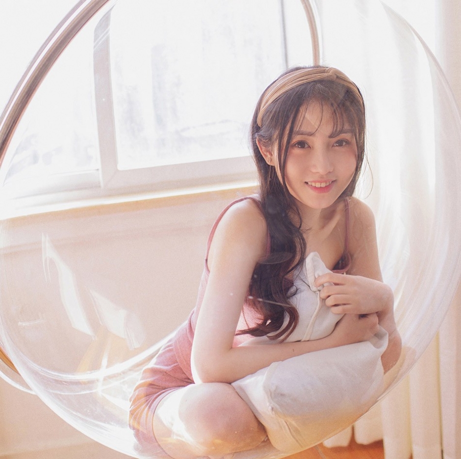 阳光灿烂可爱吊带美女唯美迷人私房写真