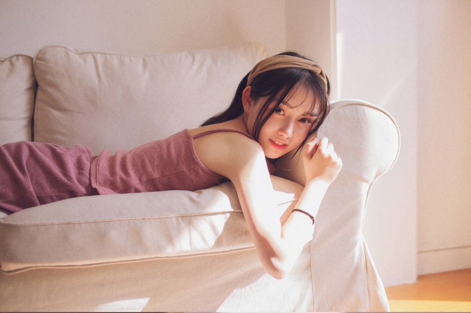 阳光灿烂可爱吊带美女唯美迷人私房写真