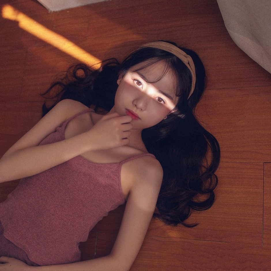 阳光灿烂可爱吊带美女唯美迷人私房写真