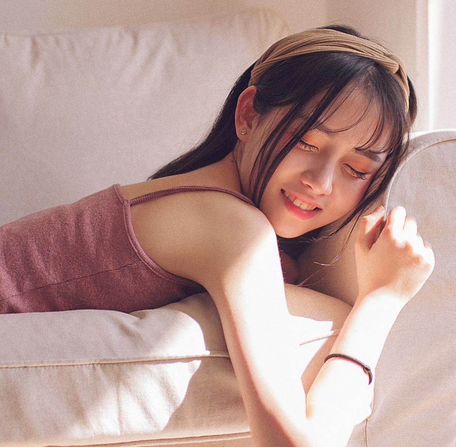 阳光灿烂可爱吊带美女唯美迷人私房写真