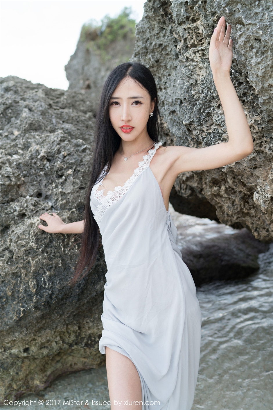 175cm大长腿尤物美女聚拢大奶户外性感比基尼写真