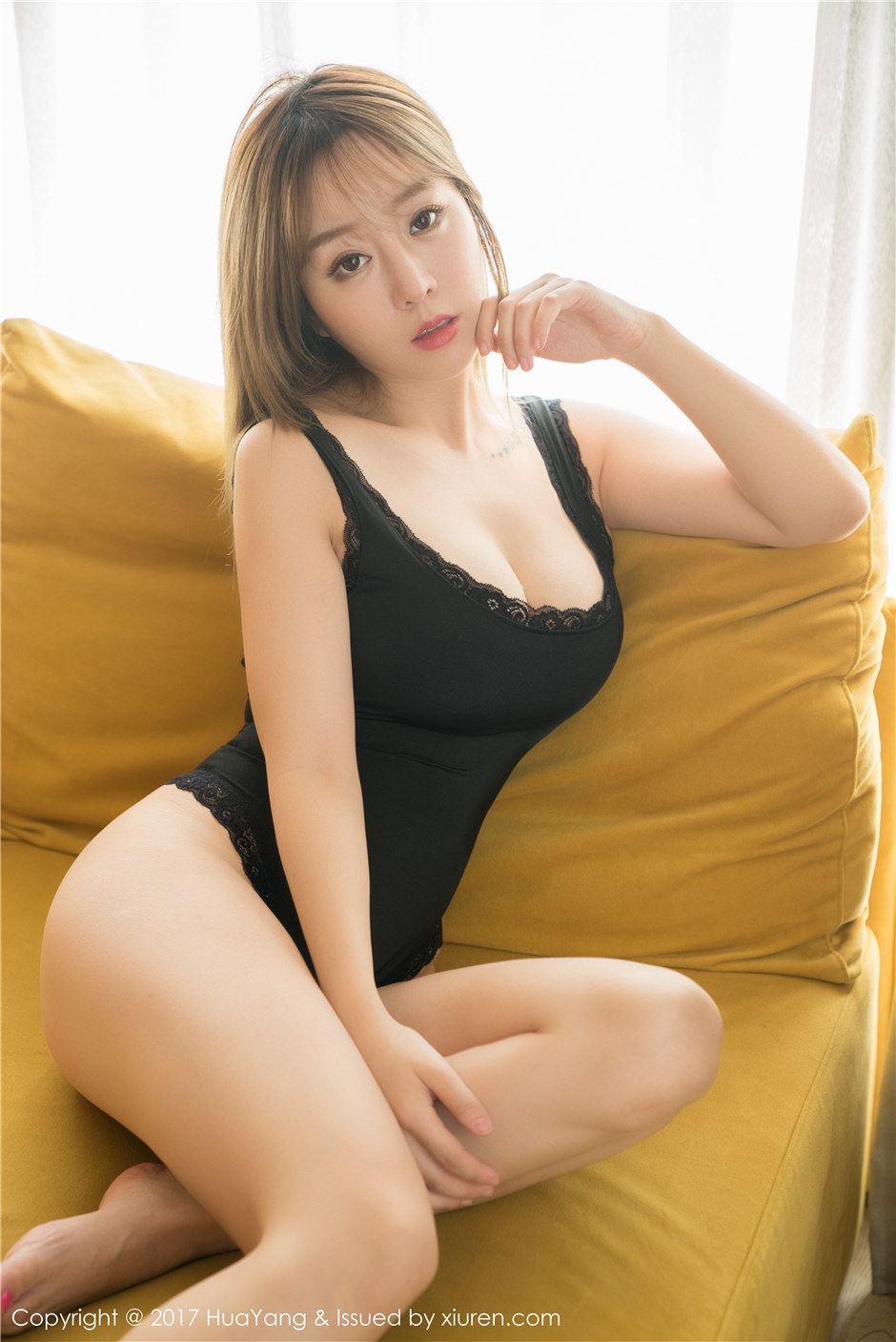 大胆性感妹妹献大胸肥臀超短热裤写真图片