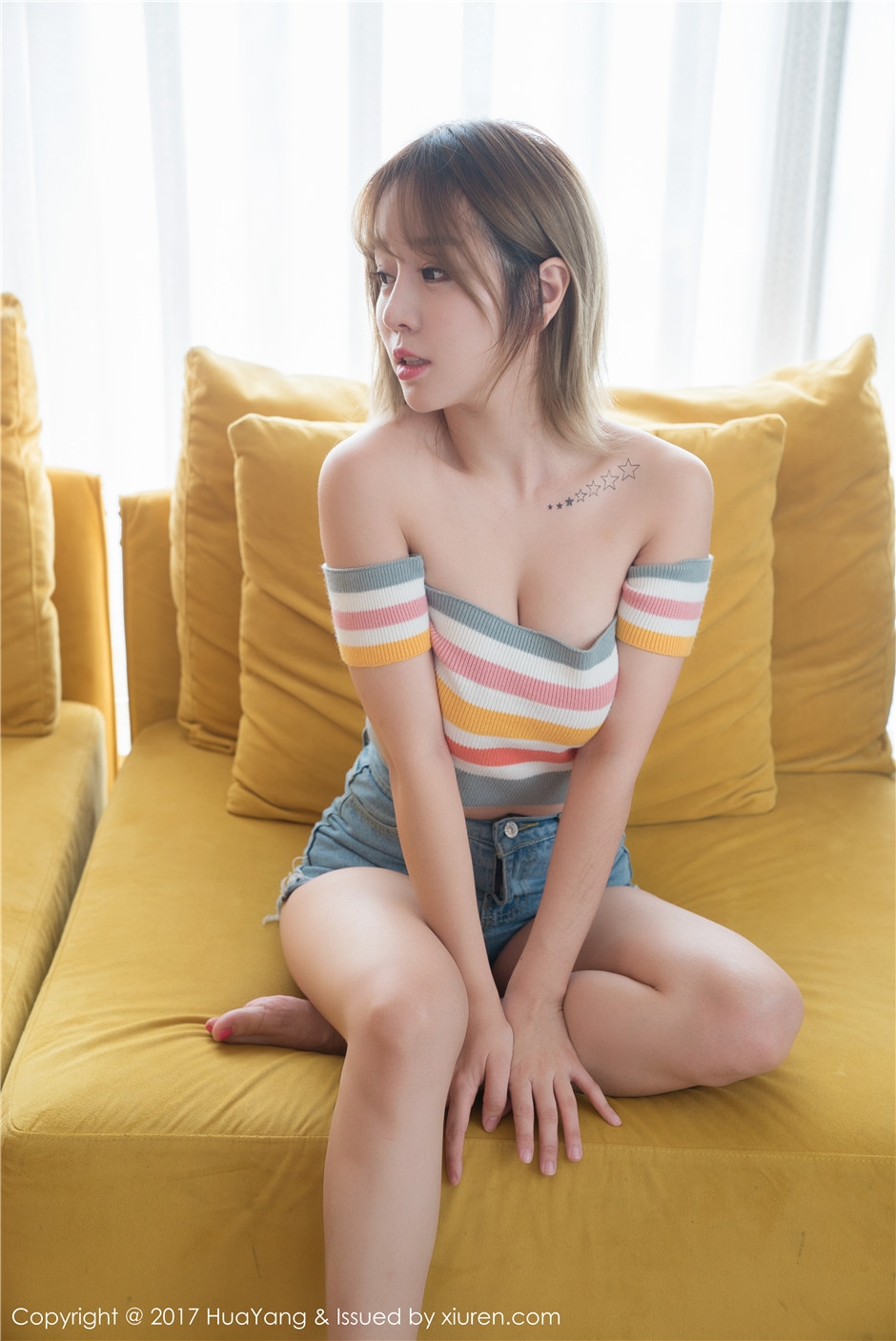 大胆性感妹妹献大胸肥臀超短热裤写真图片