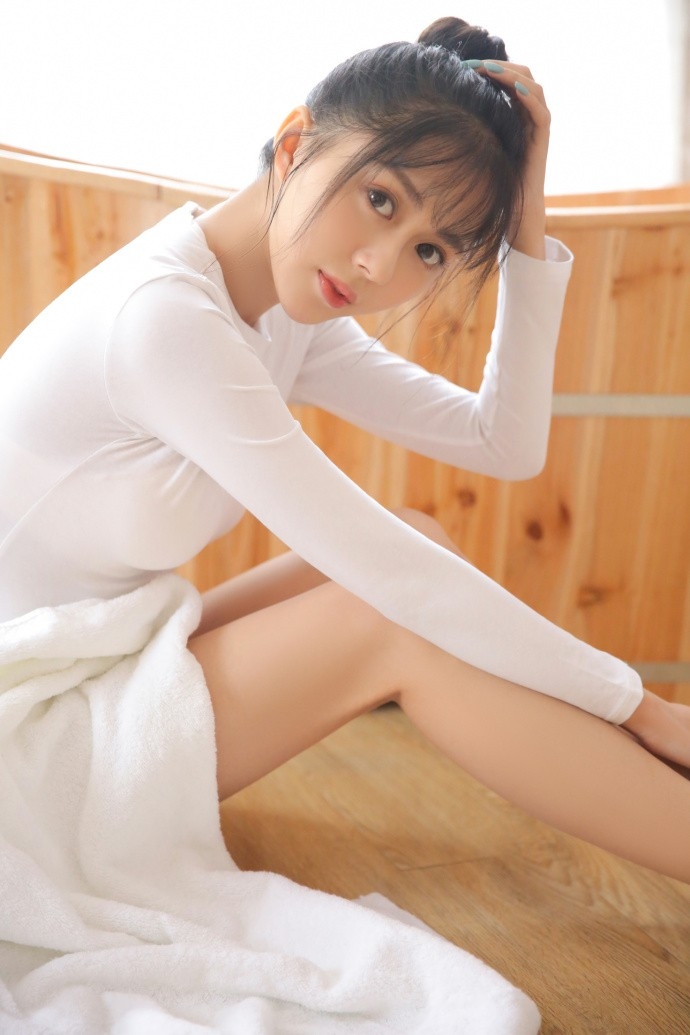 白色衣服丸子头少女细长美腿大眼勾人写真