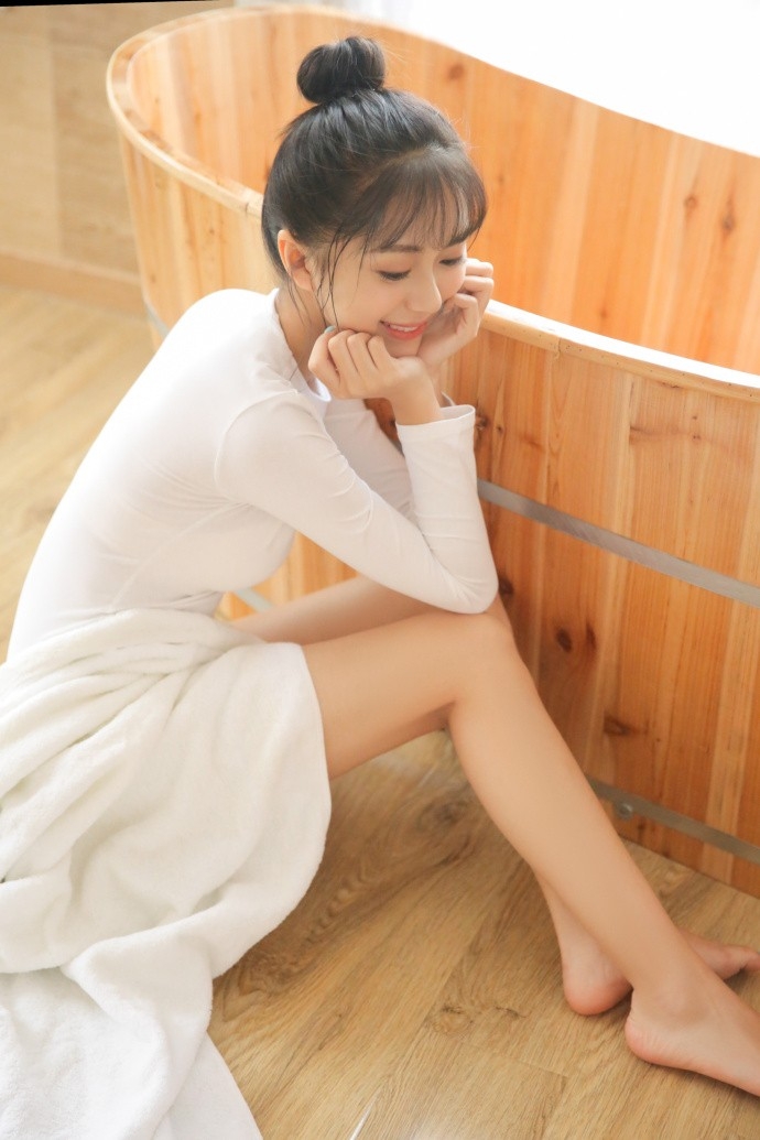 白色衣服丸子头少女细长美腿大眼勾人写真