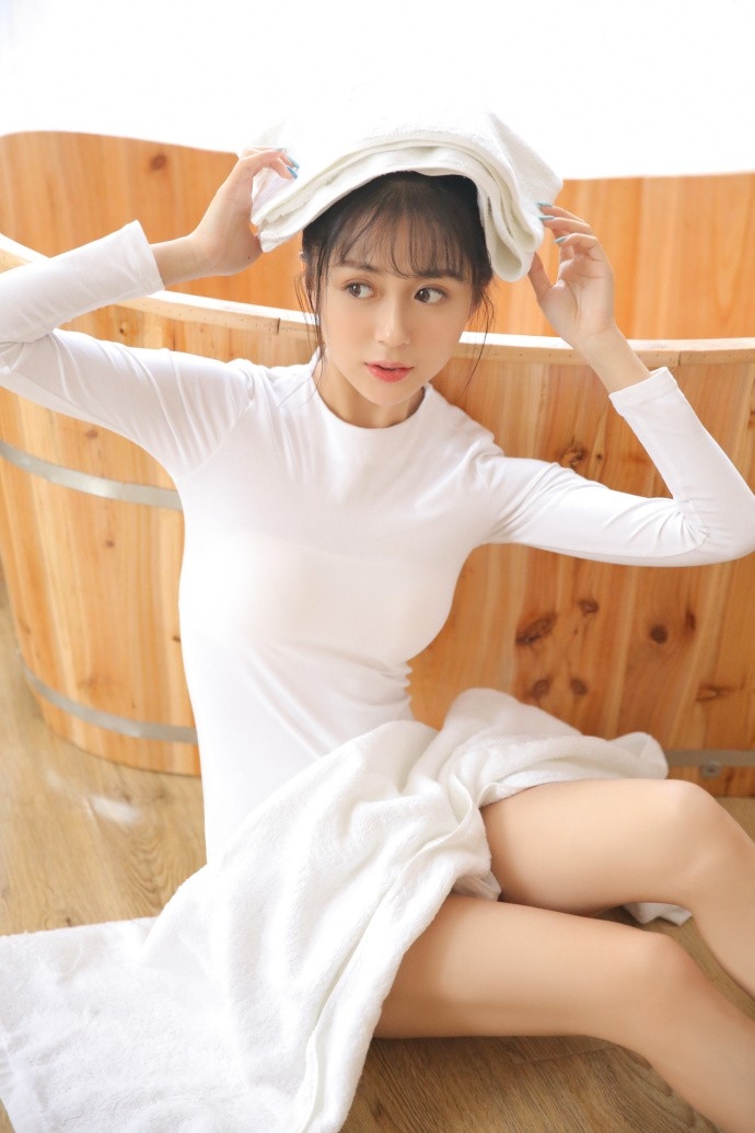 白色衣服丸子头少女细长美腿大眼勾人写真