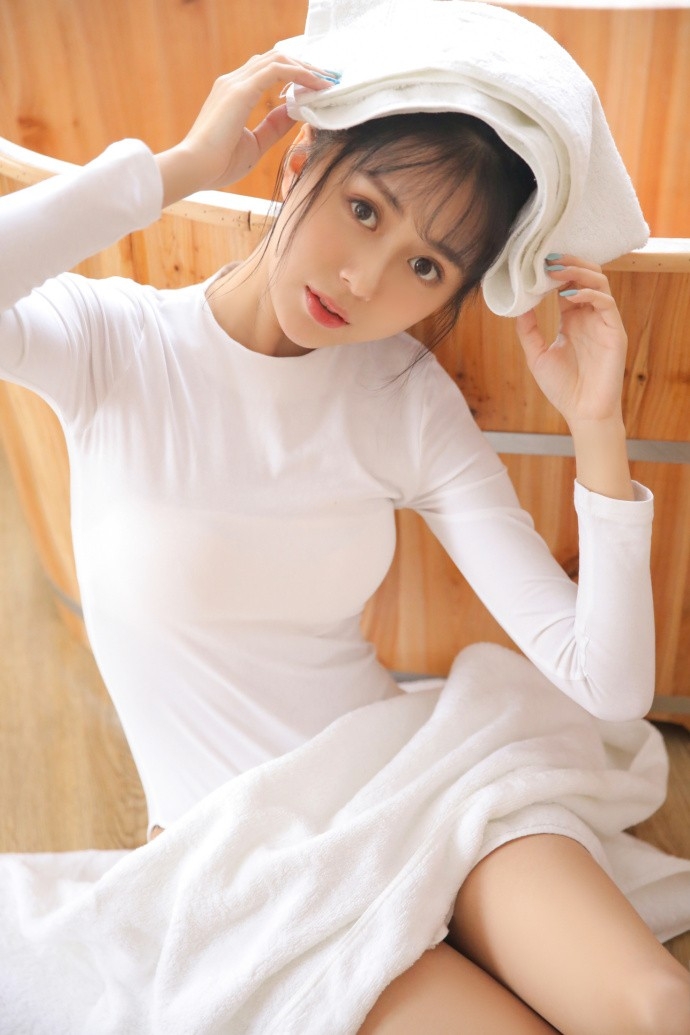 白色衣服丸子头少女细长美腿大眼勾人写真