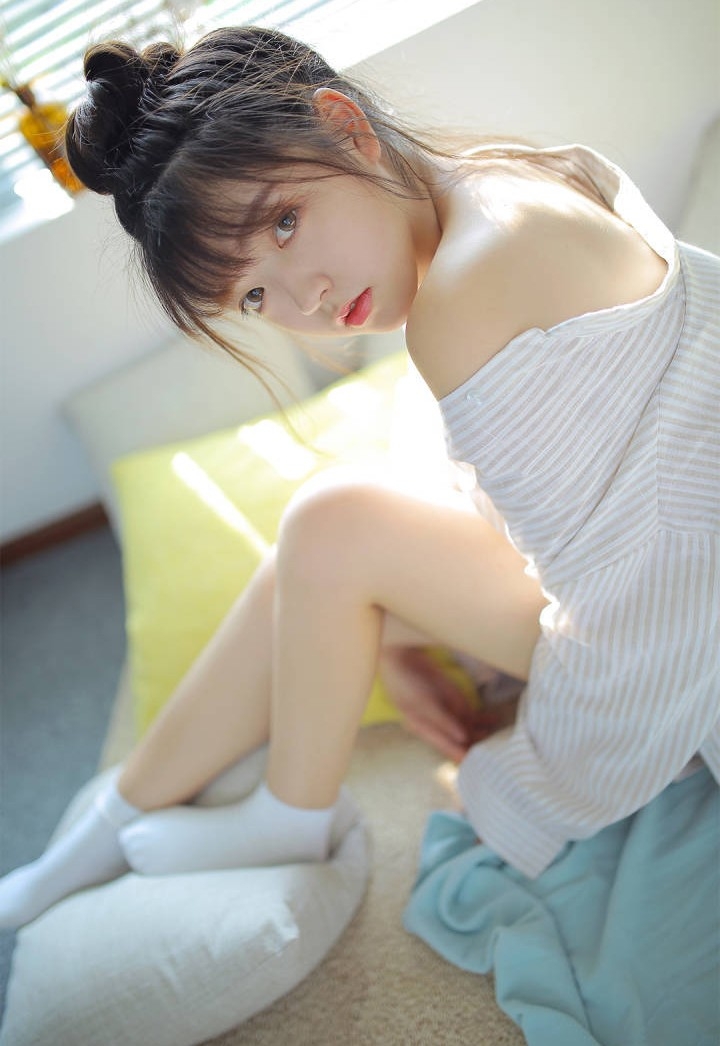 白净纯妹子脸蛋如鸡蛋般滑嫩白皙私房写真