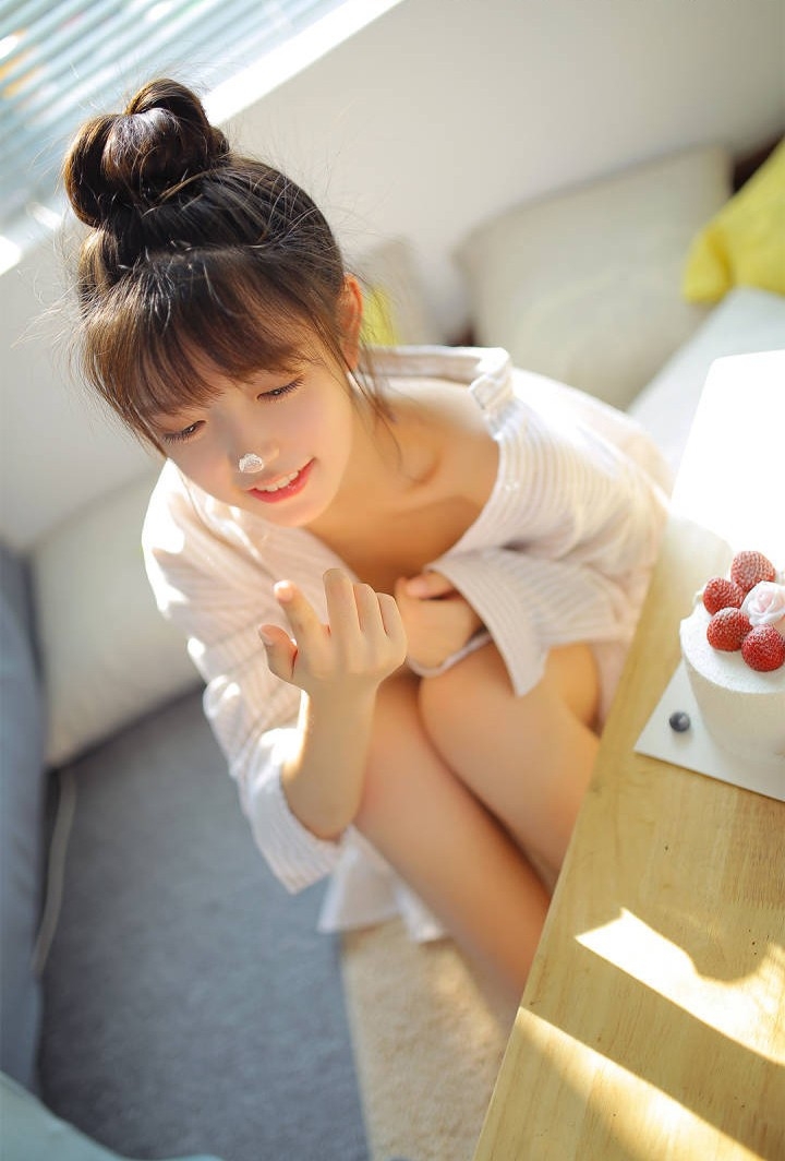 白净纯妹子脸蛋如鸡蛋般滑嫩白皙私房写真