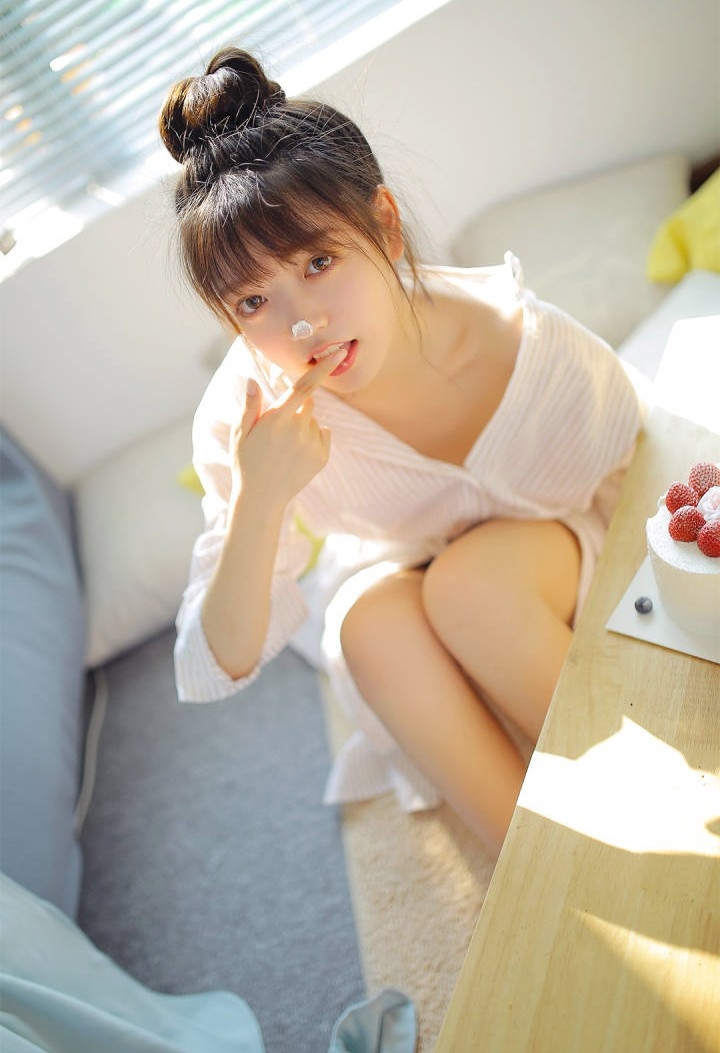 白净纯妹子脸蛋如鸡蛋般滑嫩白皙私房写真