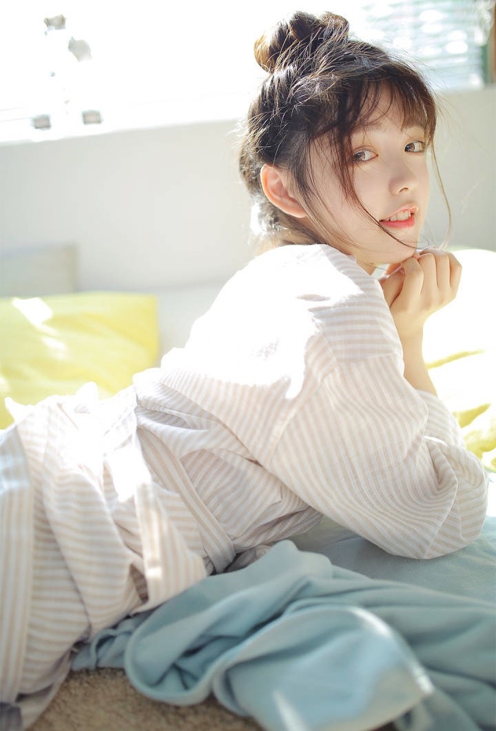 白净纯妹子脸蛋如鸡蛋般滑嫩白皙私房写真