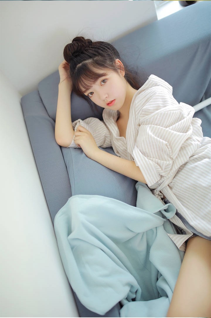 白净纯妹子脸蛋如鸡蛋般滑嫩白皙私房写真