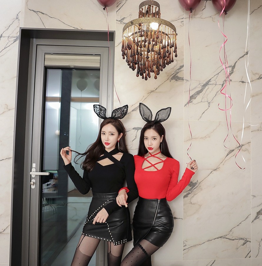 美艳诱人姐妹花黑丝长腿兔女郎装扮嘟嘟嘴撩人写真