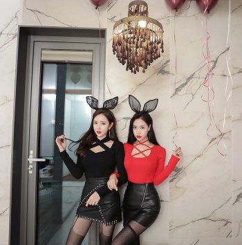 美艳诱人姐妹花黑丝长腿兔女郎装扮嘟嘟嘴撩人写真