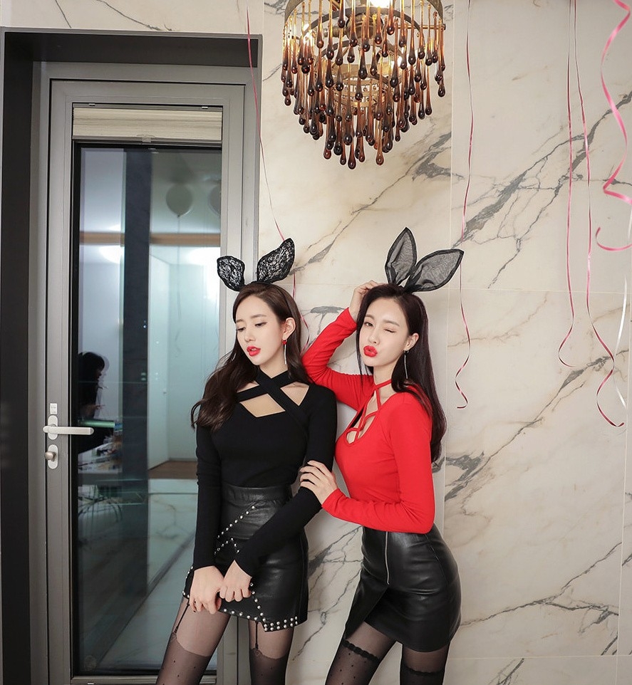 美艳诱人姐妹花黑丝长腿兔女郎装扮嘟嘟嘴撩人写真