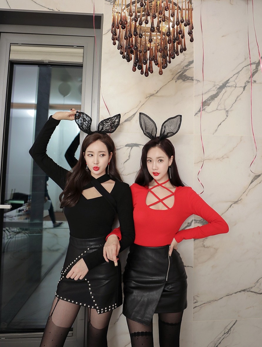 美艳诱人姐妹花黑丝长腿兔女郎装扮嘟嘟嘴撩人写真