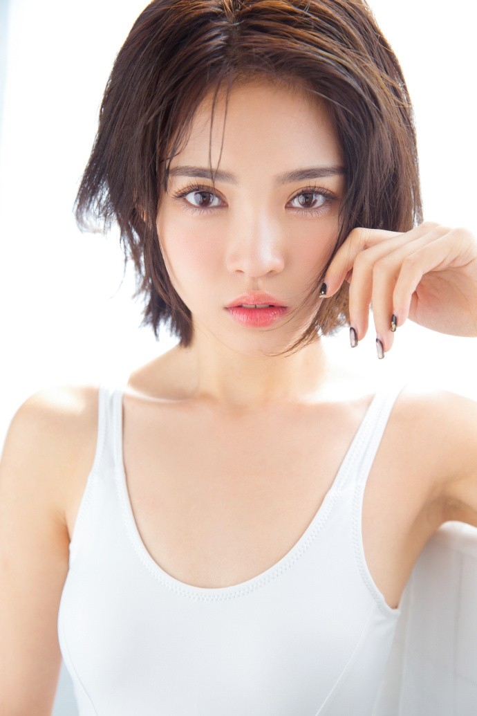 嫩白诱人吊带美女酥胸美乳甜美迷人写真