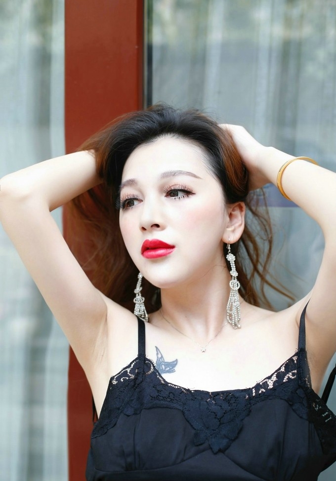 娇艳红唇性感美人妻柔情似水吊带俯身露爆乳诱惑写真