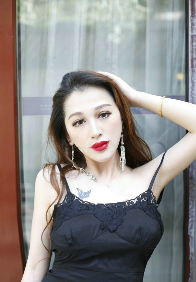 娇艳红唇性感美人妻柔情似水吊带俯身露爆乳诱惑写真