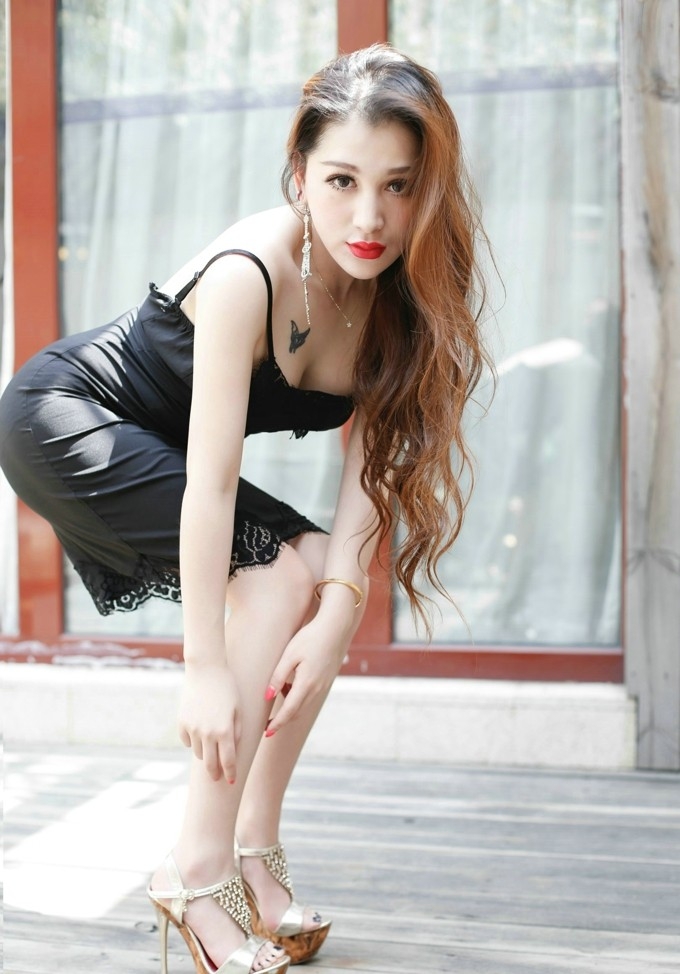 娇艳红唇性感美人妻柔情似水吊带俯身露爆乳诱惑写真