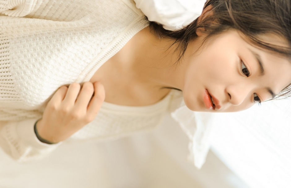 马尾辫黑色内裤少女蜷缩床上大胆唯美私房照