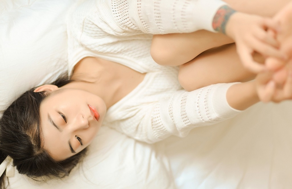 马尾辫黑色内裤少女蜷缩床上大胆唯美私房照