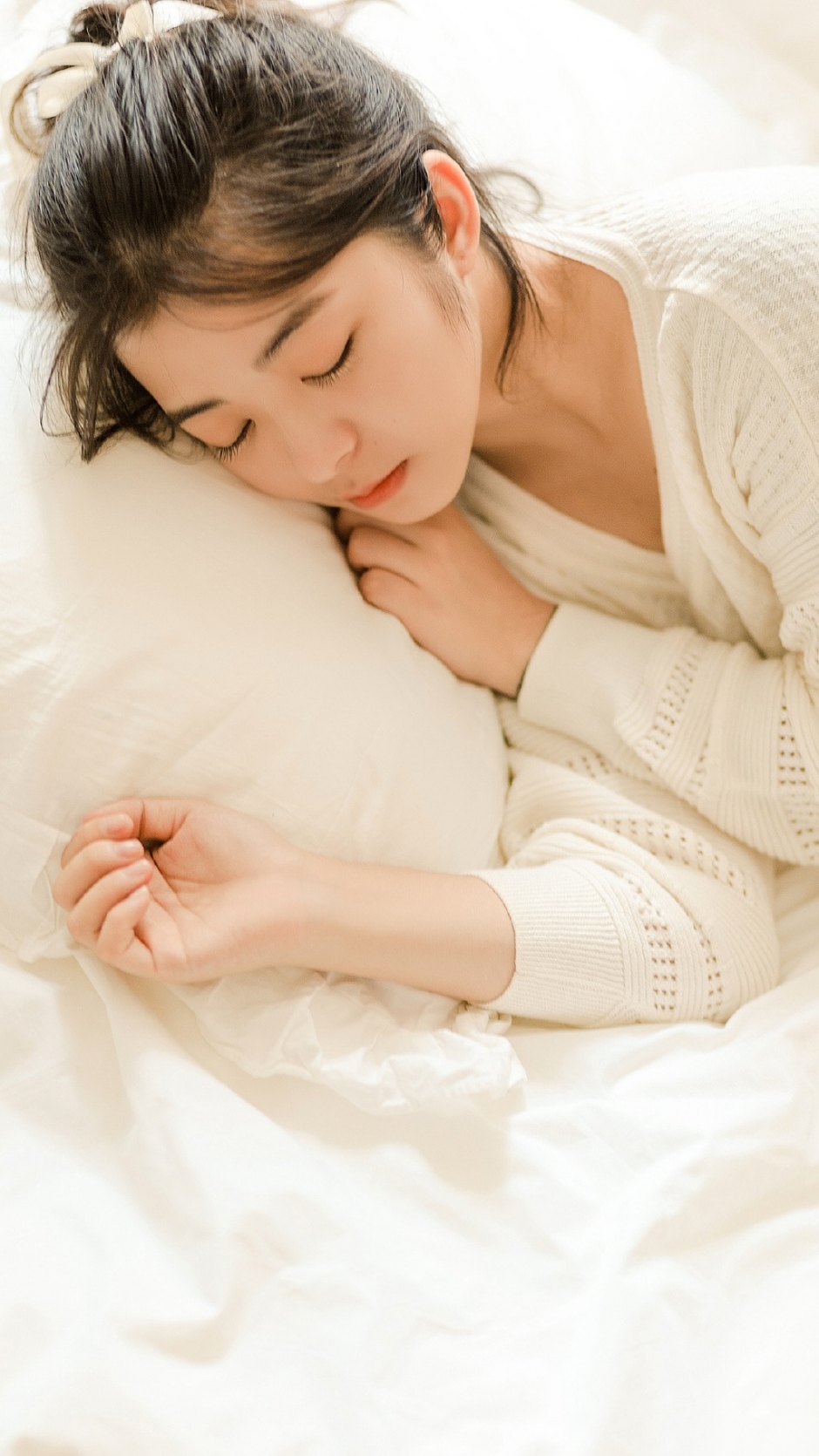 马尾辫黑色内裤少女蜷缩床上大胆唯美私房照