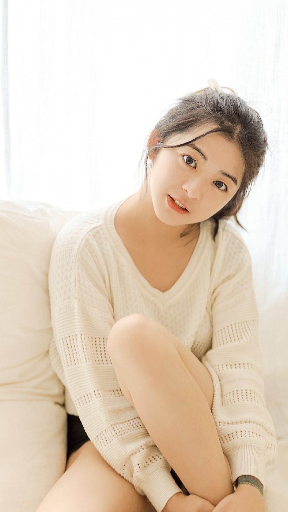 马尾辫黑色内裤少女蜷缩床上大胆唯美私房照