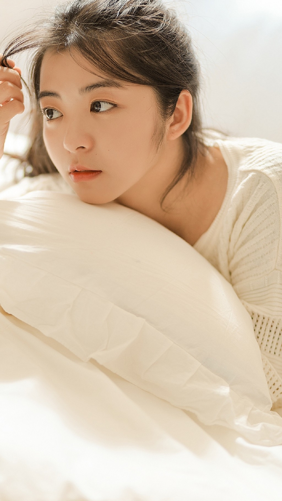 马尾辫黑色内裤少女蜷缩床上大胆唯美私房照