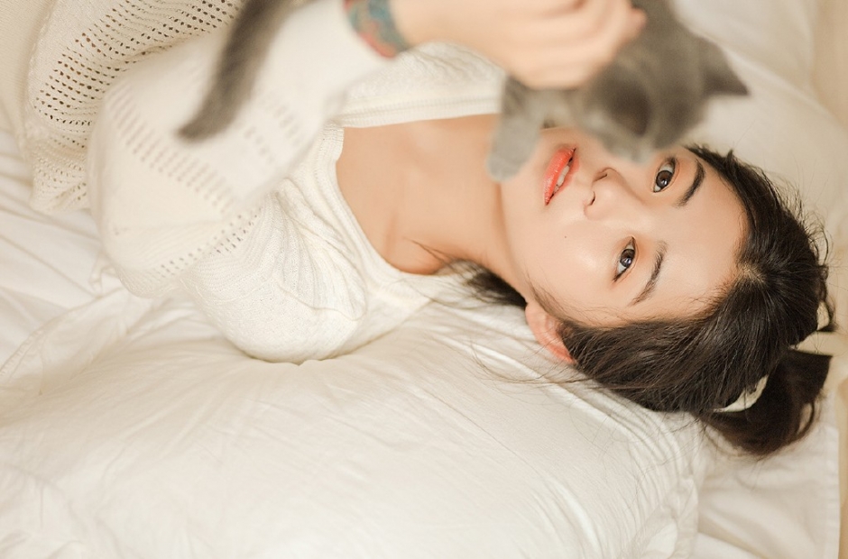 马尾辫黑色内裤少女蜷缩床上大胆唯美私房照