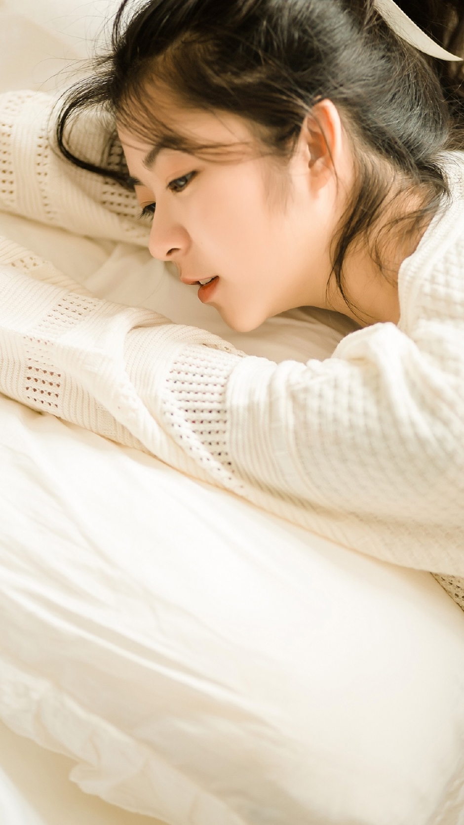 马尾辫黑色内裤少女蜷缩床上大胆唯美私房照