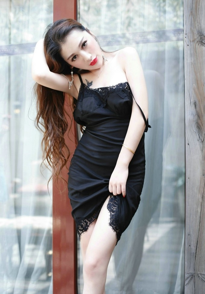 娇艳红唇性感美人妻柔情似水吊带俯身露爆乳诱惑写真