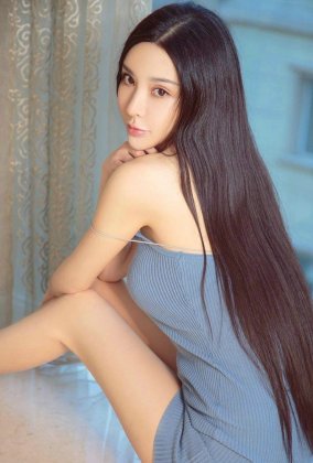 傲人双峰胸前挺长发美女蓝色吊带针织裙秀酥胸美腿图片