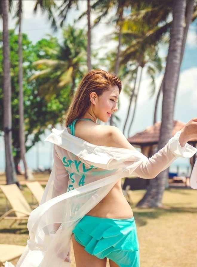 青色泳装爆乳韩国美女翘臀蛮腰户外诱惑写真