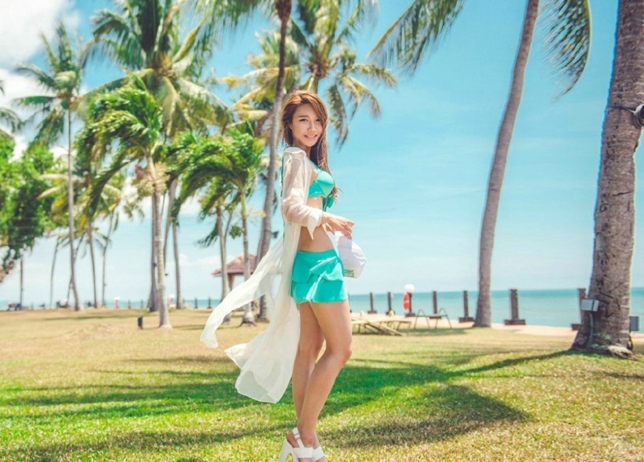 青色泳装爆乳韩国美女翘臀蛮腰户外诱惑写真