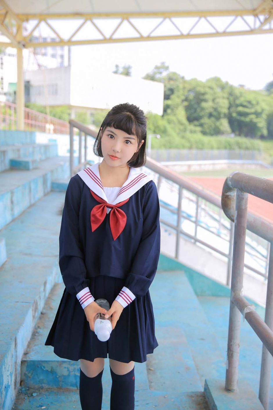 清纯小可爱娃娃脸美眉学生制服校园写真