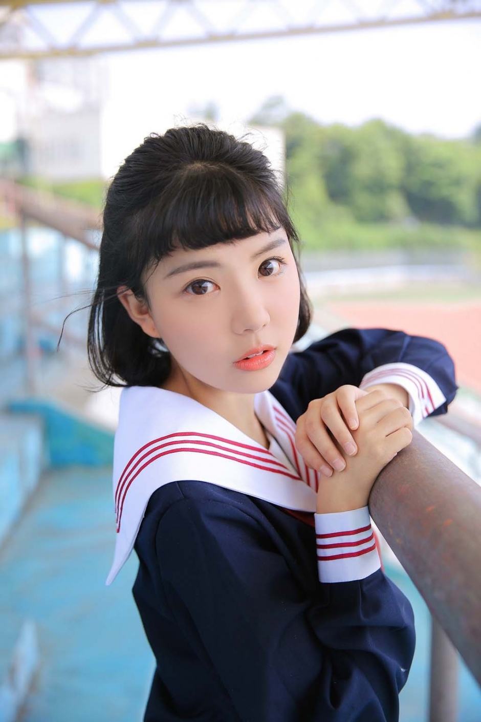 清纯小可爱娃娃脸美眉学生制服校园写真