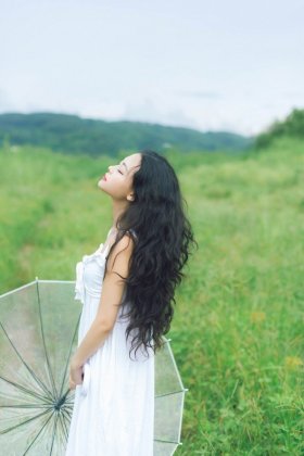嘴含花气质美女长卷发撑伞白纱裙诱惑户外写真