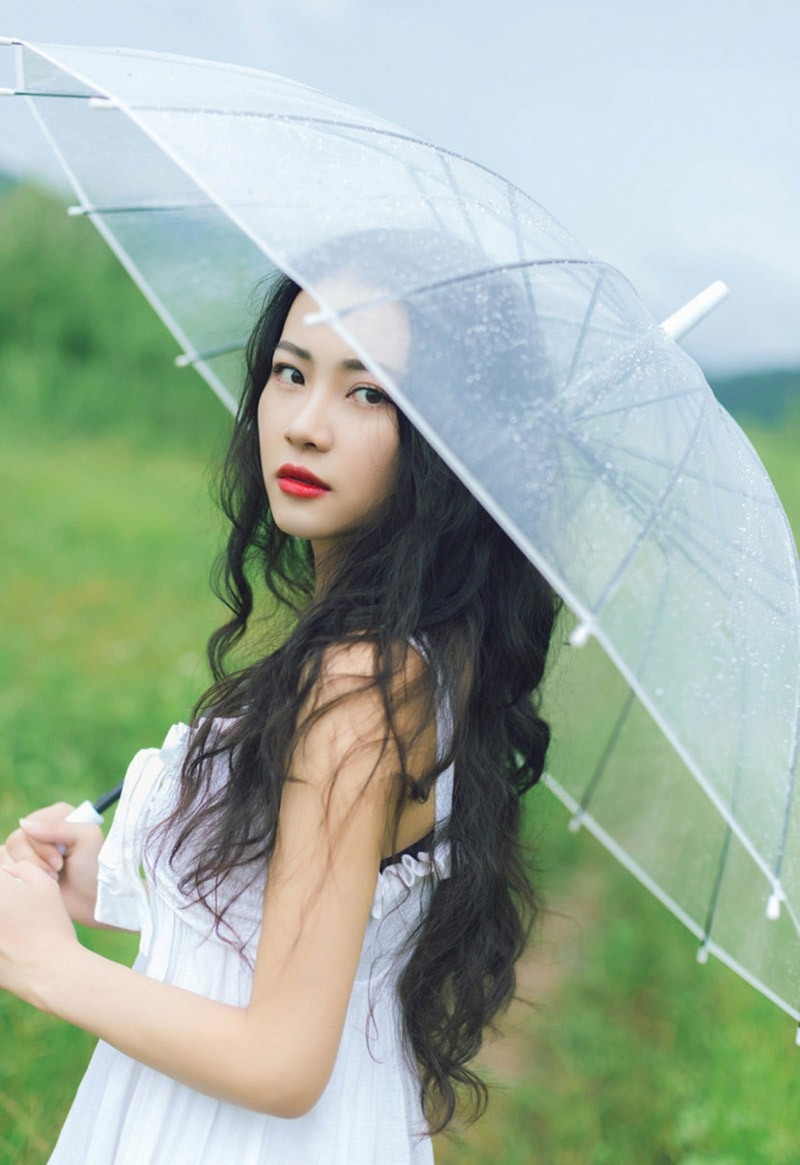 嘴含花气质美女长卷发撑伞白纱裙诱惑户外写真