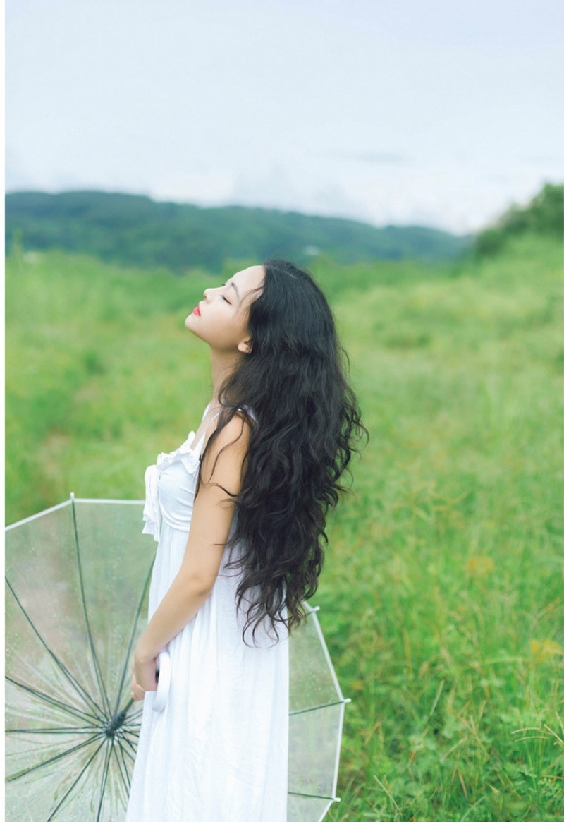 嘴含花气质美女长卷发撑伞白纱裙诱惑户外写真