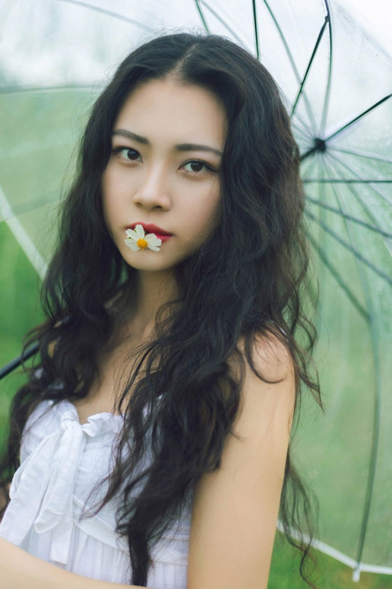 嘴含花气质美女长卷发撑伞白纱裙诱惑户外写真